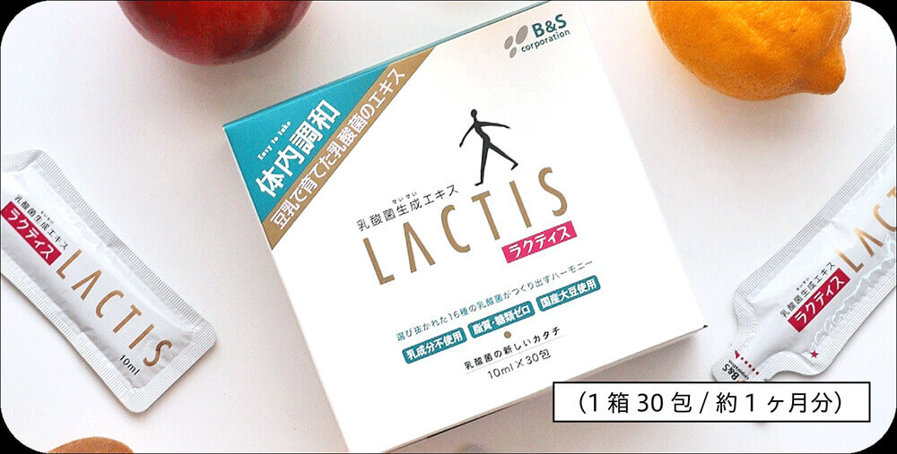 Упаковка метабиотика LACTIS со стиками из коробки и фруктами на столе. Вид сверху. Фото с официального сайта производителя: https://bandscorp.jp/lp/lactis/dpy/